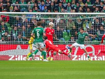 Paul Nebel erzielt beim Auswärtsspiel des FSV Mainz 05 bei Werder Bremen das frühe Führungstor durch einen Flugkopfball. Sein Trainer, Urs Fischer, ist hellauf begeistert.