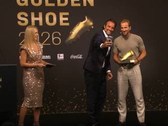 Harry Kane wird mit dem Goldenen Schuh als bester Torjäger Europas ausgezeichnet. Dafür gibt es neben einer Trophäe auch ein Selfie mit Bayern-Ikone Luca Toni.