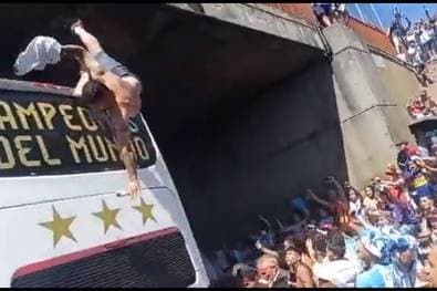 Schock-Szene! Fan will zu Messi springen - und stürzt von Brücke