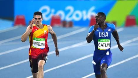 Justin Gatlin (r.) darf beim Finale über 200 m nur zuschauen