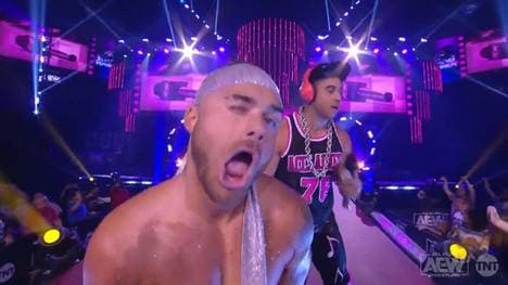 Max Caster (r.) streute bei AEW einen Seitenhieb auf den WWE-Skandal um Vince McMahon ein