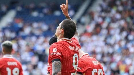 Gruß in den Himmel: Darwin Nunez nach seinem Treffer