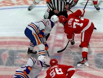 Die Detroit Red Wings mit Moritz Seider spielen gegen die Edmonton Oilers mit Superstar Leon Draisaitl.