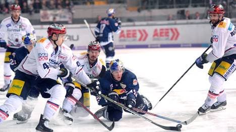Die Eisbären Berlin (in weiß) haben das erste Spiel in der Finalserie gegen München gewonnen