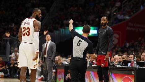 Schiedsrichter Kane Fitzgerald schickt LeBron James vom Parkett