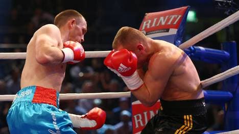 Juergen Brähmer (l.) trifft Herausforderer Pawel Glazewski mit einem Leberhaken