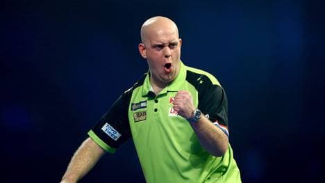 Beim PDC Masters marschiert Michael van Gerwen souverän ins Viertelfinale