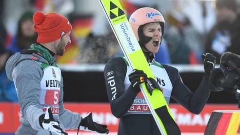 Karl Geiger (r.) wurde beim Neujahrsspringen in Garmisch-Partenkirchen Zweiter