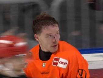 Zwischen den Adler Mannheim und Grizzlys Wolfsburg geht es hart zur Sache. 