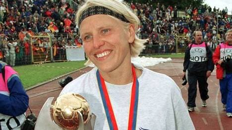 Doris Fitschen mit der Trophäe nach dem Gewinn der EM 2001