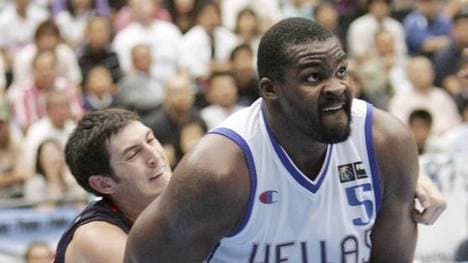 Sofoklis Schortsanitis (r.) ist von Kirk Hinrich (USA) nicht zu stoppen