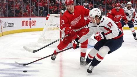 Seider (l.) feiert den nächsten Sieg mit Detroit