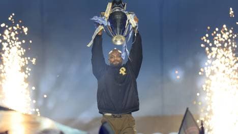 Kompany mit dem alten Meisterpokal in Manchester
