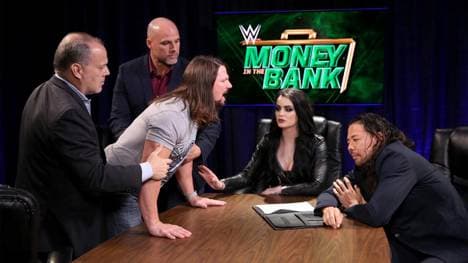 AJ Styles (M.) ist von Shinsuke Nakamura (M.) schwer genervt - Dean Malenko, Adam Pearce und Paige versuchen zu schlichten