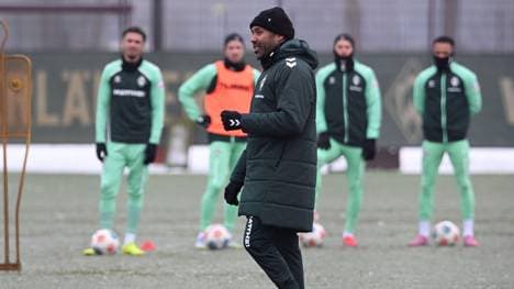 Der neue Werder-Coach Daniel Thioune hat nur wenige Trainingseinheiten, um seine Mannschaft auf das Gastspiel in Freiburg vorzubereiten!