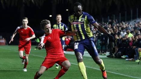 Usain Bolt (rechts) gab sein Debüt für den austraischen Erstligisten Central Coast Mariners
