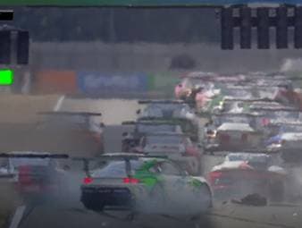 In seinem ersten Rennen im Porsche Mobil 1 Supercup fliegt Michael Fassbender früh raus und erlebt ein Horrordebüt. Danach folgt ein Rennabbruch.