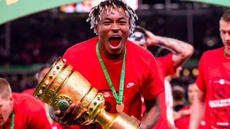 Mohamed Simakan von RB Leipzig macht nach dem DFB-Pokalsieg seiner Freundin einen Heiratsantrag auf dem Rasen