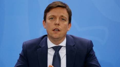 Tobias Hans kritisiert privilegierten Profifußball