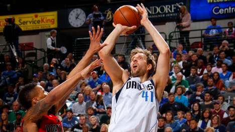 20. März 2016: Gut zwei Jahre später sorgt der nun 37-Jährige erneut für Verblüffung. Im wichtigen Duell um die Playoff-Plätze mit den Portland Trail Blazers explodiert Nowitzki beim 132:120-Sieg nach Verlängerung für 40 Punkte. In der Overtime sorgt er mit acht Punkten in Folge für die Entscheidung