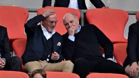 Ehrenpräsident Uli Hoeneß (r.) und Ex-Vorstandschef Karl-Heinz Rummenigge beim Frankfurt-Spiel auf der Tribüne