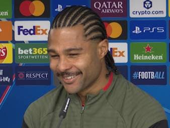 Ein Reporter befragt Serge Gnabry über seine Erfahrung, nachdem dieser im Juli 30 Jahre alt wurde. Der Bayern-Star muss schmunzeln.