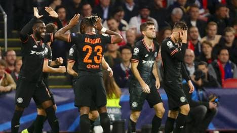 Michy Batshuayi wurde nach seinem späten Siegtor gegen Ajax Opfer eines "Jubel-Überfalls"