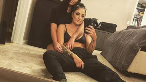 Sonya Deville und Freundin Toni Cassano (hinten) wollen heiraten