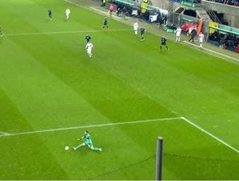 Konstantinos Mavropanos unterläuft im DFB-Pokal ein irres Eigentor. Der Grieche trifft aus rund 50 Metern ins eigene Tor. Dennoch erreicht der VfB Stuttgart das Viertelfinale.