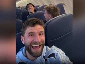 Thomas Müller und die Vancouver Whitecaps treffen im Halbfinale der MLS-Play-offs auf San Diego FC. Wie gewohnt meldet sich der Deutsche mit einem Video aus dem Flugzeug.