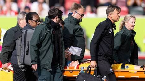 Jan Paul van Hecke musste mit einer Trage vom Platz getragen werden