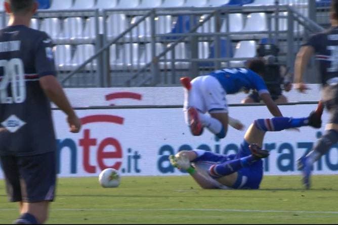 Torhüter lässt Stürmer fliegen: Ist das der klarste Elfer des Jahres?