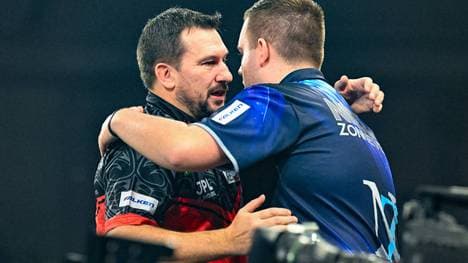 Niels Zonneveld (r.) verlangte Jonny Clayton bei der Darts-WM alles ab