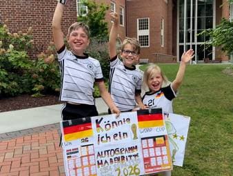 Dieses Trio braucht Deutschland für die WM. Doch die Rede ist nicht etwa von irgendwelchen Spielern. Finn, Janosch und Merle sind als Fans in Winston-Salem beim Training und feuern die DFB-Stars an. Dabei überzeugen die drei mit ihrer Expertise und Lockerheit.
