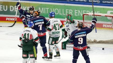 Die Eisbären Berlin bejubeln ein Tor gegen Augsburg