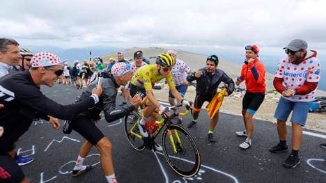 Tadej Pogacar wird von Fans den Berg hinauf getrieben