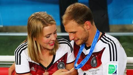Benedikt Höwedes ist erstmals Vater geworden, Benedikt und Lisa Höwedes haben einen Sohn bekommen