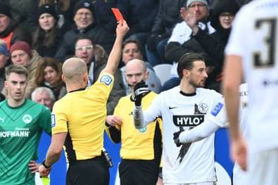 Dämlich-Rot! Er fliegt zehn Sekunden vor Schluss