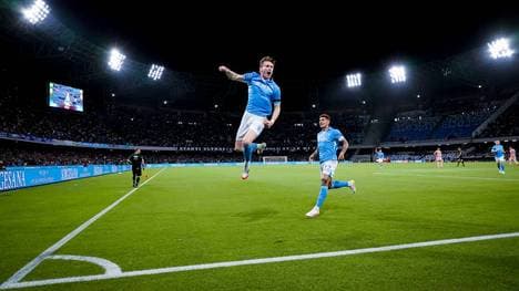 Scott McTominay (l.) ist mit der SSC Neapel auf Titelkurs