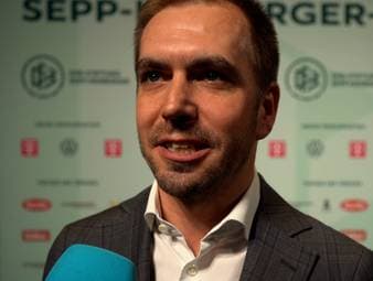 Bei der Verleihung des Sepp-Herberger-Awards spricht Philipp Lahm über die Chancen der deutschen Nationalmannschaft bei der WM. Die Entscheidung über Deniz Undav überlässt er Bundestrainer Julian Nagelsmann. 