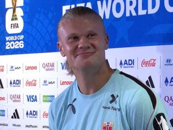 Vor dem Viertelfinale gegen England ist die Favoritenrolle für Erling Haaland klar verteilt. Die Three Lions haben den Druck auf ihrer Seite und da können laut dem norwegischen Topstürmer auch die Journalisten kräftig mithelfen. 