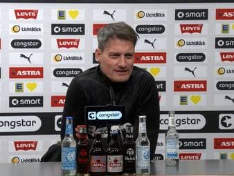 St. Paulis Trainer Alexander Blessin wird auf Bayerns Niederlage gegen den FC Augsburg, den nächsten Gegner der Kiezkicker, angesprochen. Der Coach erinnert sich an das eigene Duell zurück.