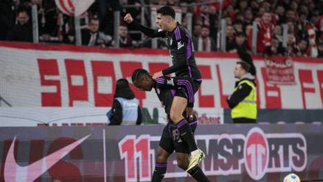 Aleksandar Pavlovic jubelt mit Mathys Tel für den FC Bayern