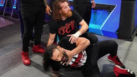 Roman Reigns (u.) bekam bei WWE SmackDown den fünften War-Games-Gegner präsentiert