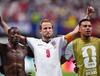 Harry Kane hält derzeit England mit seinen herausragenden Leistungen bei der WM auf Kurs. Dass man dabei zu abhängig vom Bayern-Star sei, glauben Morgan Rogers und Marcus Rashford allerdings nicht.