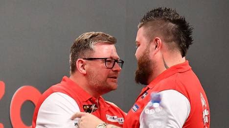 James Wade (l.) und Michael Smith (r.) ziehen beim World Cup of Darts souverän in Runde zwei ein