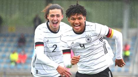 Paris Brunner (rechts) feiert mit Teamkollege Taylan Bulut (links)