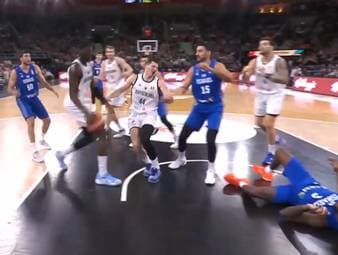 Beim Auftaktsieg in der WM-Qualifikation des DBB-Teams gegen Israel kommt es zwischen den Teamkollegen Isaac Bonga und David Krämer zu einer kuriosen Situation.