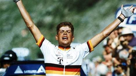 Etappensieger Jan Ullrich (Deutschland) jubelt 1997 in Andorra über seinen Triumph und die Fahrt ins Gelbe Trikot 