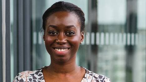 Rachel Etse ist Ethnologin und beschäftigt sich mit der "Beleidigungskultur im deutschen Männerfußball"